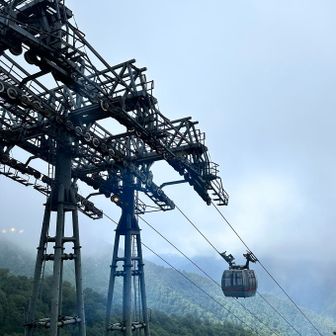 下山完了。ロープウェイの鉄塔越しに、雲が薄くなってきた