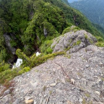 まあまあの高度感
登りはなんてことないけど、下りだと石が浮いてて怖いので鎖使用推奨
