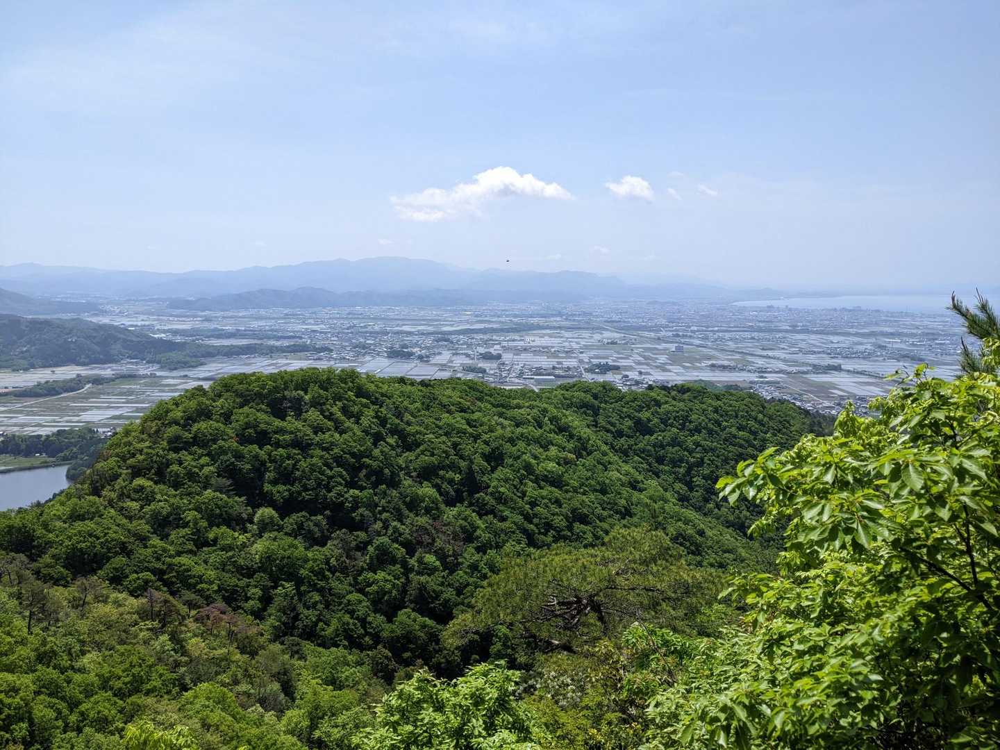 岩尾展望　この1枚、大した写真ではないが歴史的価値があるポイント📸。

眼下は、小谷城跡の本丸、大広間など主要施設がある小谷山の尾根。
秀吉軍は、この尾根の1番高い小丸に攻め登り、下る形で、勢いにのって本丸を攻撃した。
浅井氏方は、山の上から秀吉軍攻められることとなり、まさに弱点をつかれた背後からの攻撃であり、あせったであろう。

山の向こうは姉川古戦場の姉川

まさに歴史的な風景である📸
今日1番のお気に入りの風景だ😊
