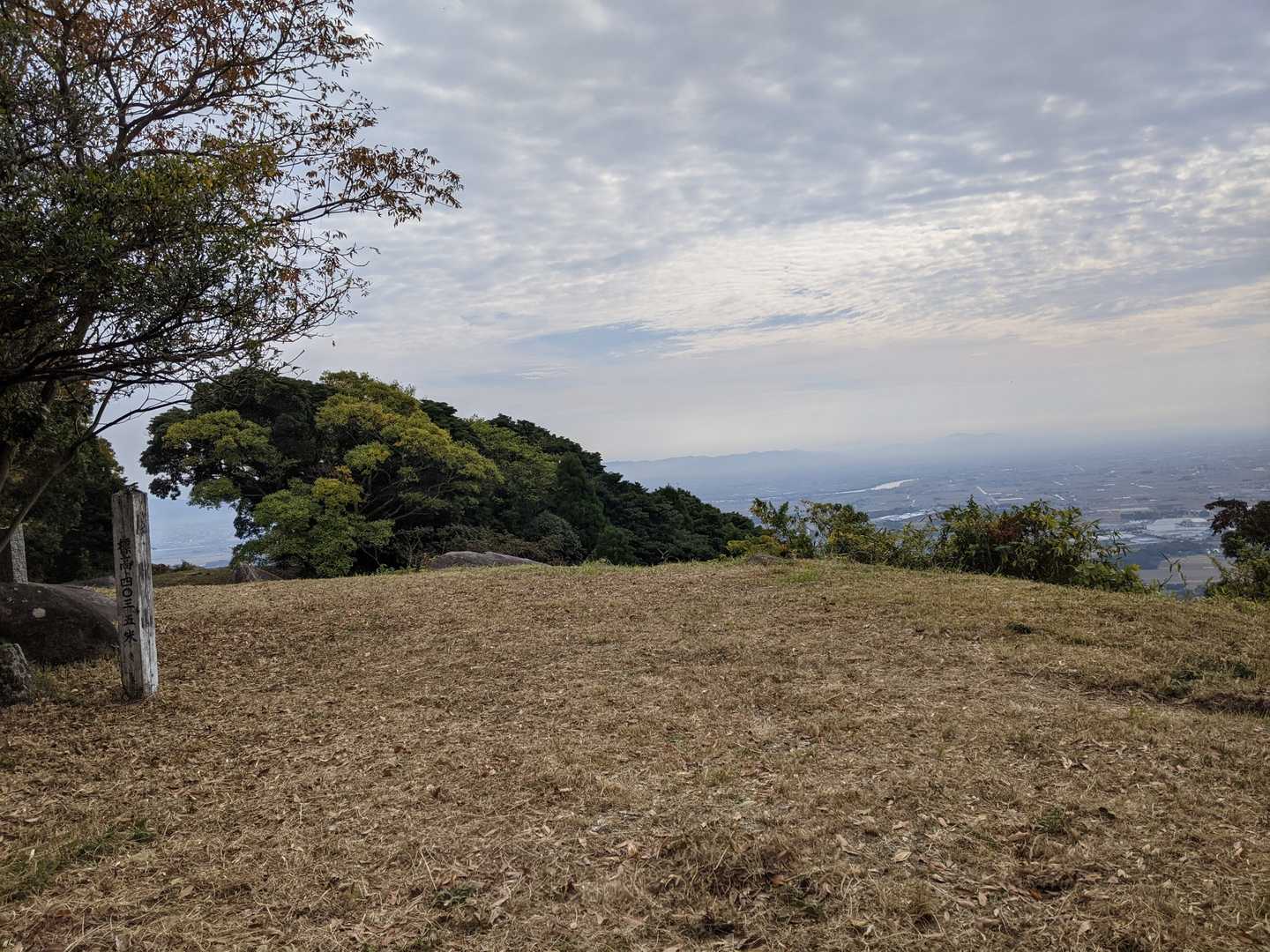 鷹取山山頂です❗　このお山の山頂もかなり広いです❗
