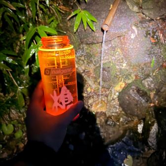 笠新道登山口の水は豊富でした。冷たくて美味しかったです