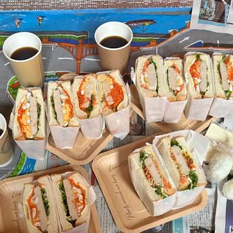 山頂で食べるお手製サラダチキン入りサンドイッチとおむすび、熱いコーヒーがこんなにも美味しいなんて‥