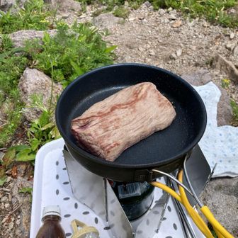 本日はステーキ丼です　厚めのオーストラリア牛肉に火を入れます