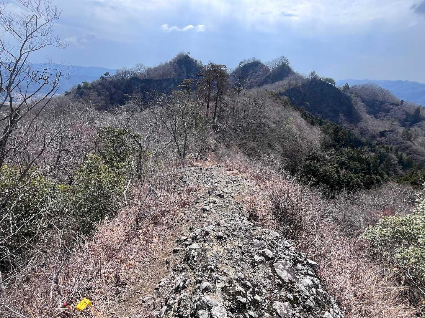 正面に本峰，Ⅱ峰，Ⅲ峰，Ⅳ峰