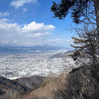 北西方向、見えてるのは斑尾山か？
