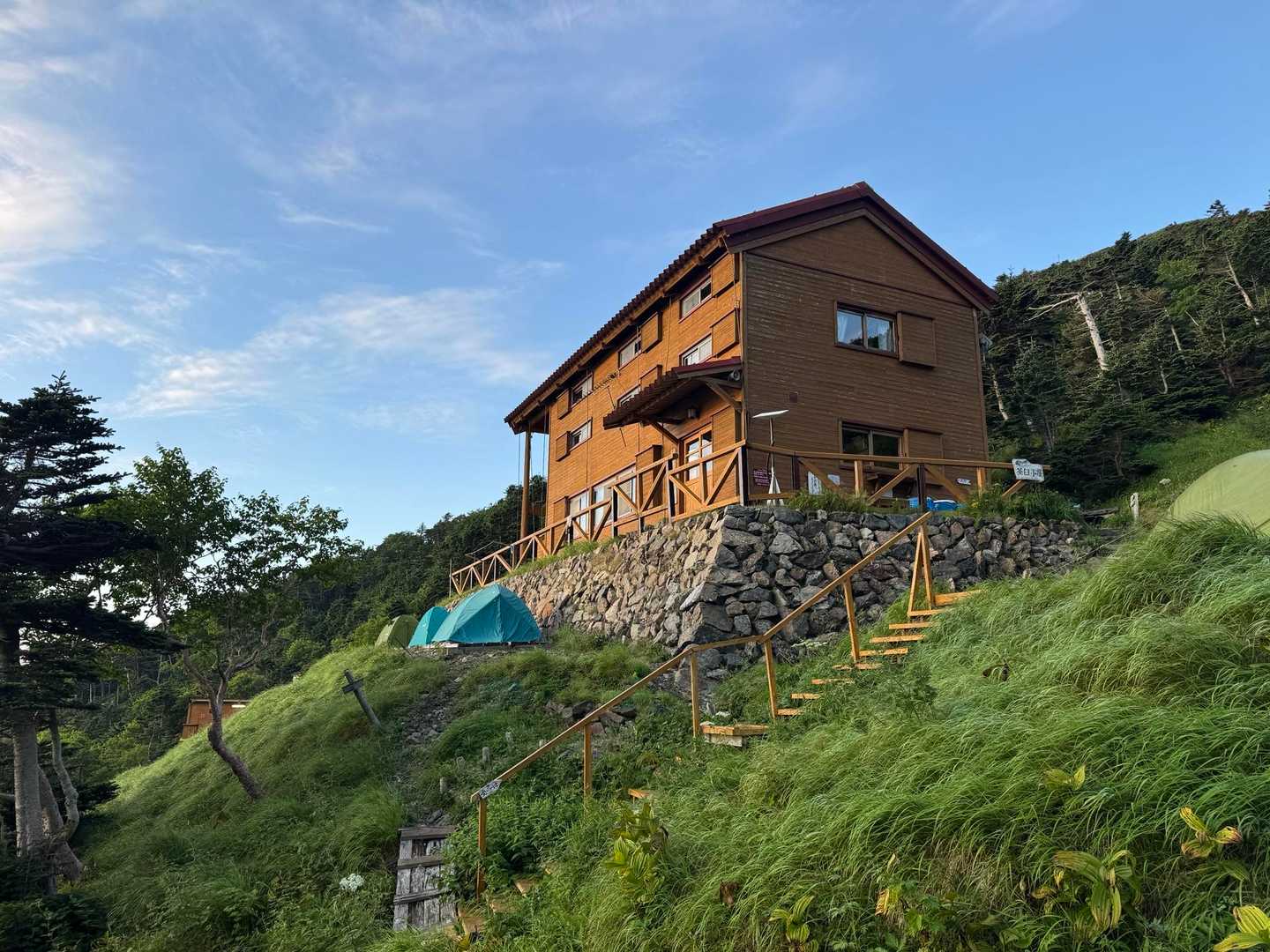 調子の上がらないメンバーもいたので上河内岳へは向かわず下山します。