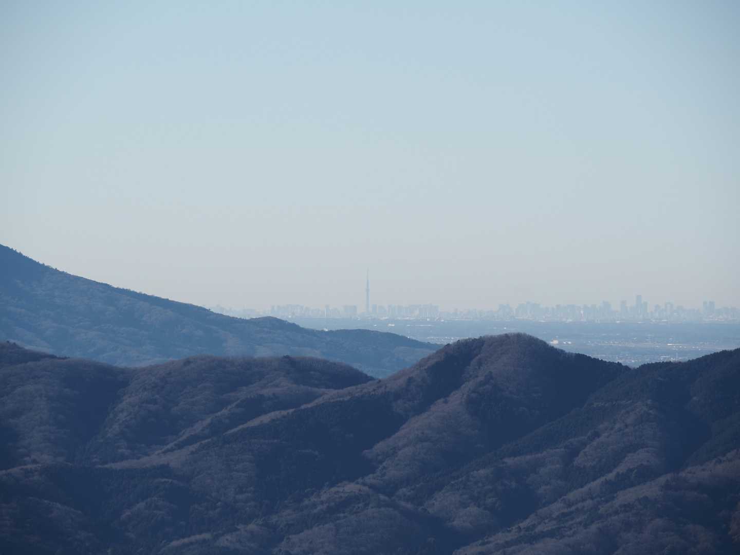 筑波山越しにスカイツリー（８３ｋｍ先）