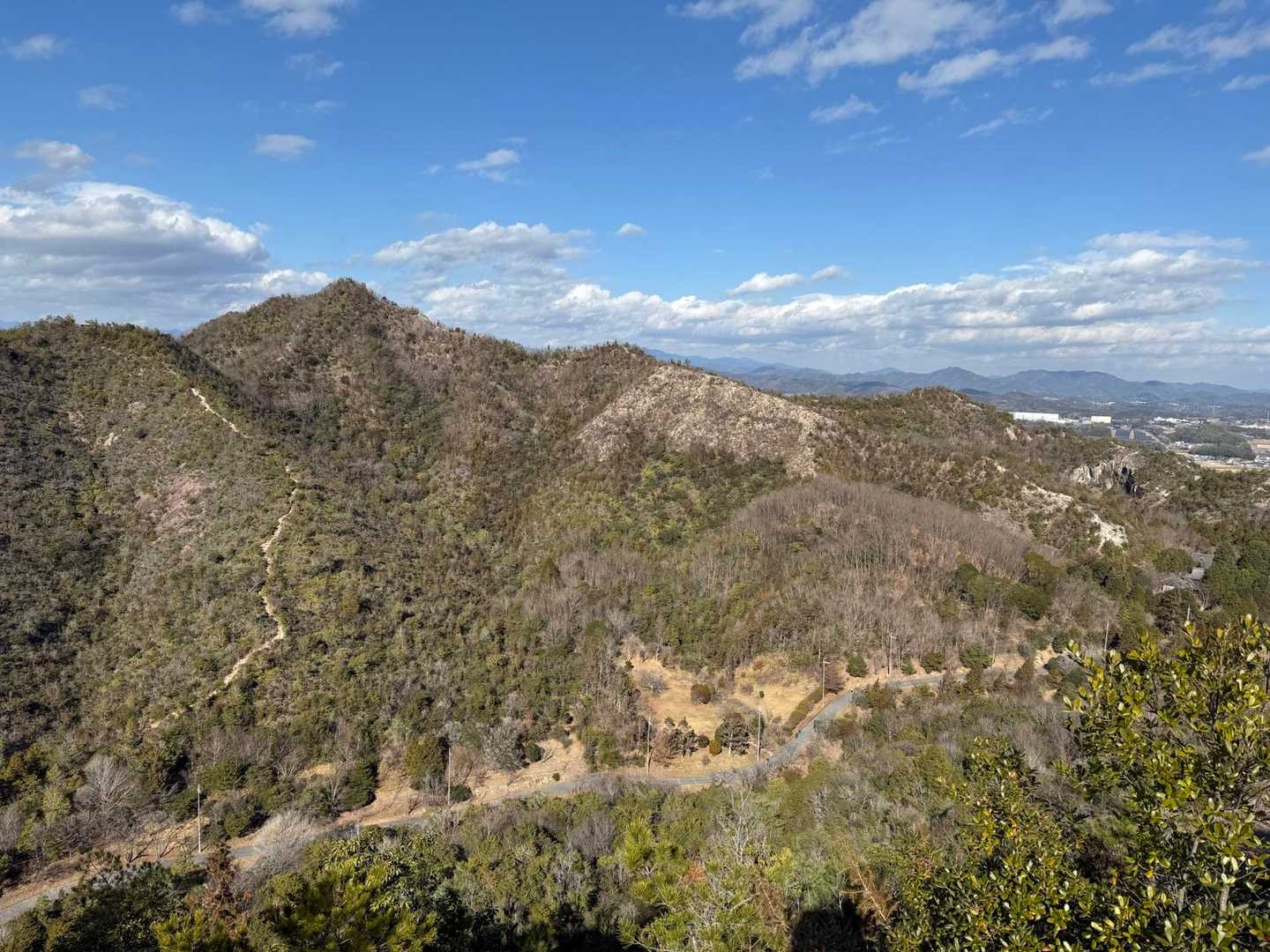 笠松山△ 東屋　　下に遊歩道　右端に石彫アトリエと古法華のお寺