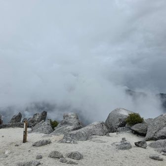 何も見えなくなってきたので、下山します
この後すぐに雨が降ってきました