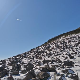 編笠山の岩と飛行機✈