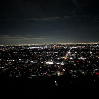 頂上から

一気に視界が開けて180度の夜景が広がってくる
肉眼だとこの10倍はキレイだよ
感動レベル


ここの夜景は暫定2位だね
もう少し若ければ彼女と来れたね
でも嫌がるか（笑）
