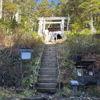 奥側に神社があります。