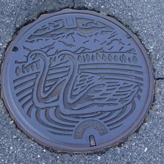 現在ココは安曇野市。合併前は豊科町。
白鳥デザインは、その旧豊科町のマンホールの様です。バックの山並みは常念岳かな？