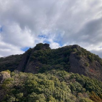 中不動に着！

中央がさっきまでいた後不動
右が押してもピクリともしない岩！

その間を下ってきます😁