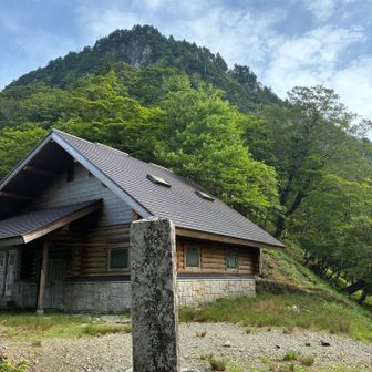 行者還小屋
奥に行者還岳
トイレありましたが、汚れ具合から使うにはまぁまぁ根性いる😅