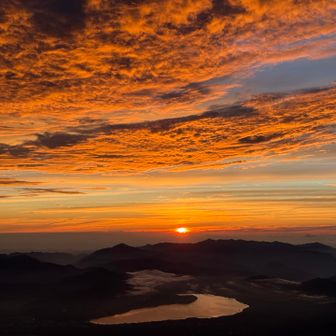御来光

午前5時、雲を染めながら太陽が顔を出しました。山中湖まで見渡せる最高の朝。