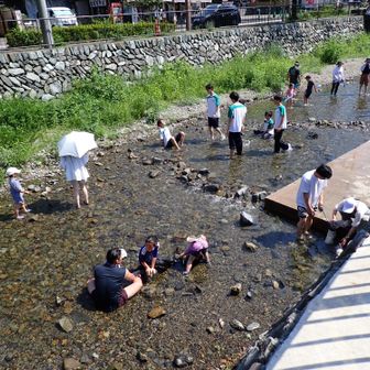 高尾山口駅前の公園は川遊びの人たちが