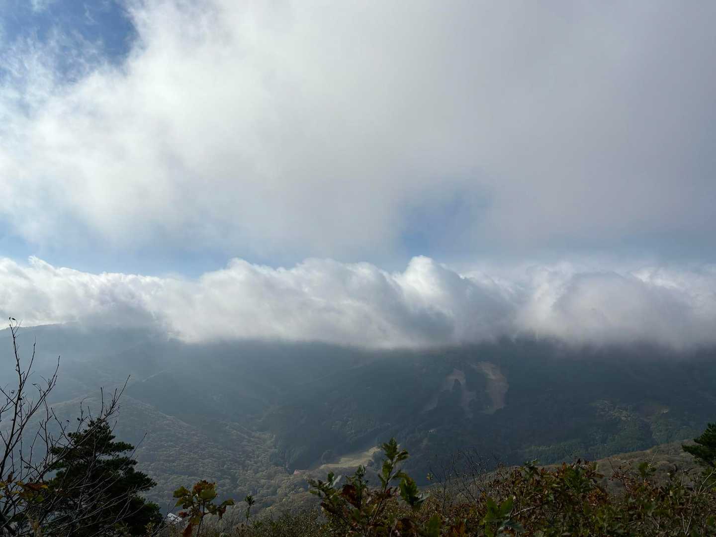 烏帽子方面は雲の中。真っ白ですね。