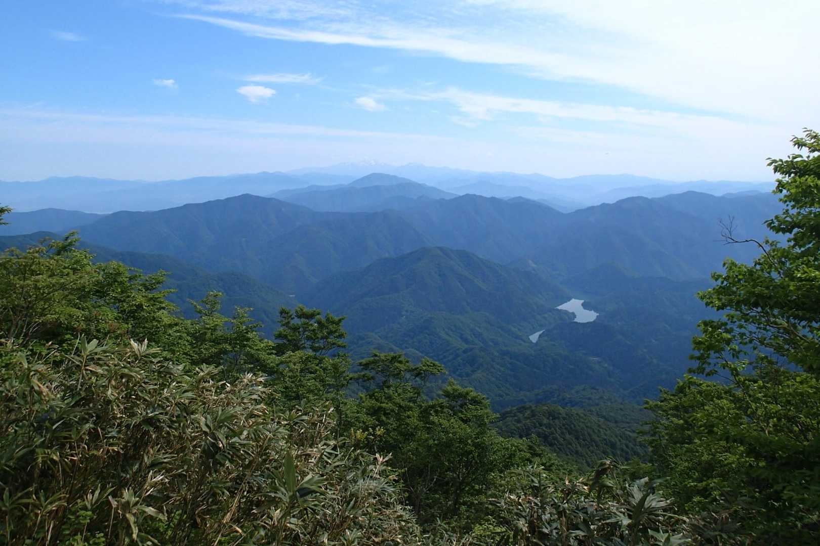 姥ヶ岳ピークは北東に展望、
白山（中奥）と笹生川貯水池
