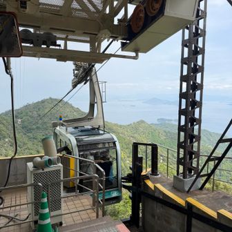 登り切ったご褒美はロープウェイ🚡✨
今日は初めて乗って下山します😆
歩いた道を空から眺めるのもいいね〜！