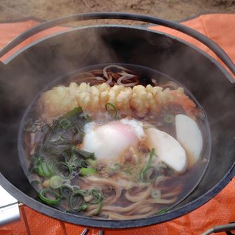 からの初日の出蕎麦！
いつもは初日の出うどんですが蕎麦ヶ岳なので初日の出蕎麦です。
おでんの出汁では蕎麦には薄味なので濃縮調味料を追加しました。
そして七味持ってくるの忘れた。