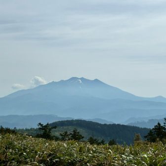 御嶽山の山頂辺りにはまだ雪が見える