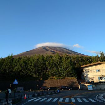 朝5時半行動開始。気温17℃　上空は見事な青空だったが、下界は雲海に覆われていた。