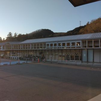 道の駅“和紙の里ひがしちちぶ”からスタート！。
車は第4駐車場へ🙇
山行後にはお買い物も🎁
トイレ🚽も綺麗✨で快適でした😀
⚠️近くのコミュニティセンターやまなみの🅿️が道の駅の第5🅿️を兼ねています。道の駅の🅿️が混んでいる際はこちらを利用すると良さそうです。