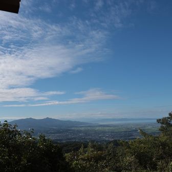 丸山（392ｍ）到着
二の岳三の岳、宇土方面が良く見えます