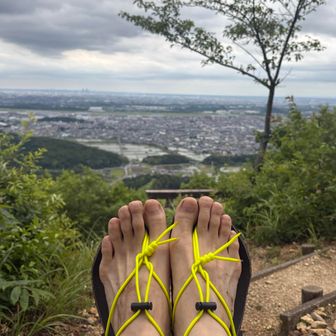 四度目のワラーチ登山も無傷だったけど、
雨上がりで濡れ落ち葉や泥がついて汚れたよ🍃