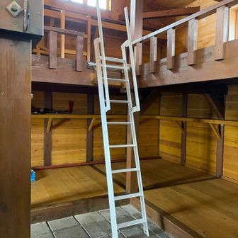 避難小屋の中
キレイです✨
携帯トイレ販売してました