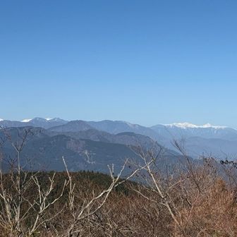 左の雪被ってるのが赤石岳
南アルプス3,000m級は、雪化粧