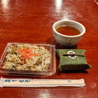 朝食の混ぜご飯（鶏そぼろ）と行動食の的鯛の笹ずし