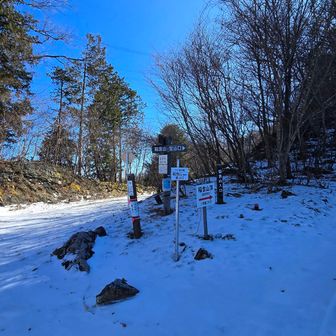 気温－3℃
甘楽～茂垣峠まで登って来たけど、
道が狭く日陰は積雪で、
峠手前は圧雪で冬タイヤ必須です！
峠の駐車場は広々で、
ここからスタート！

※下仁田側は峠から2～3kmは
　ダートで一部コンクリ舗装
　下仁田側からのアクセスは
　お薦めしません