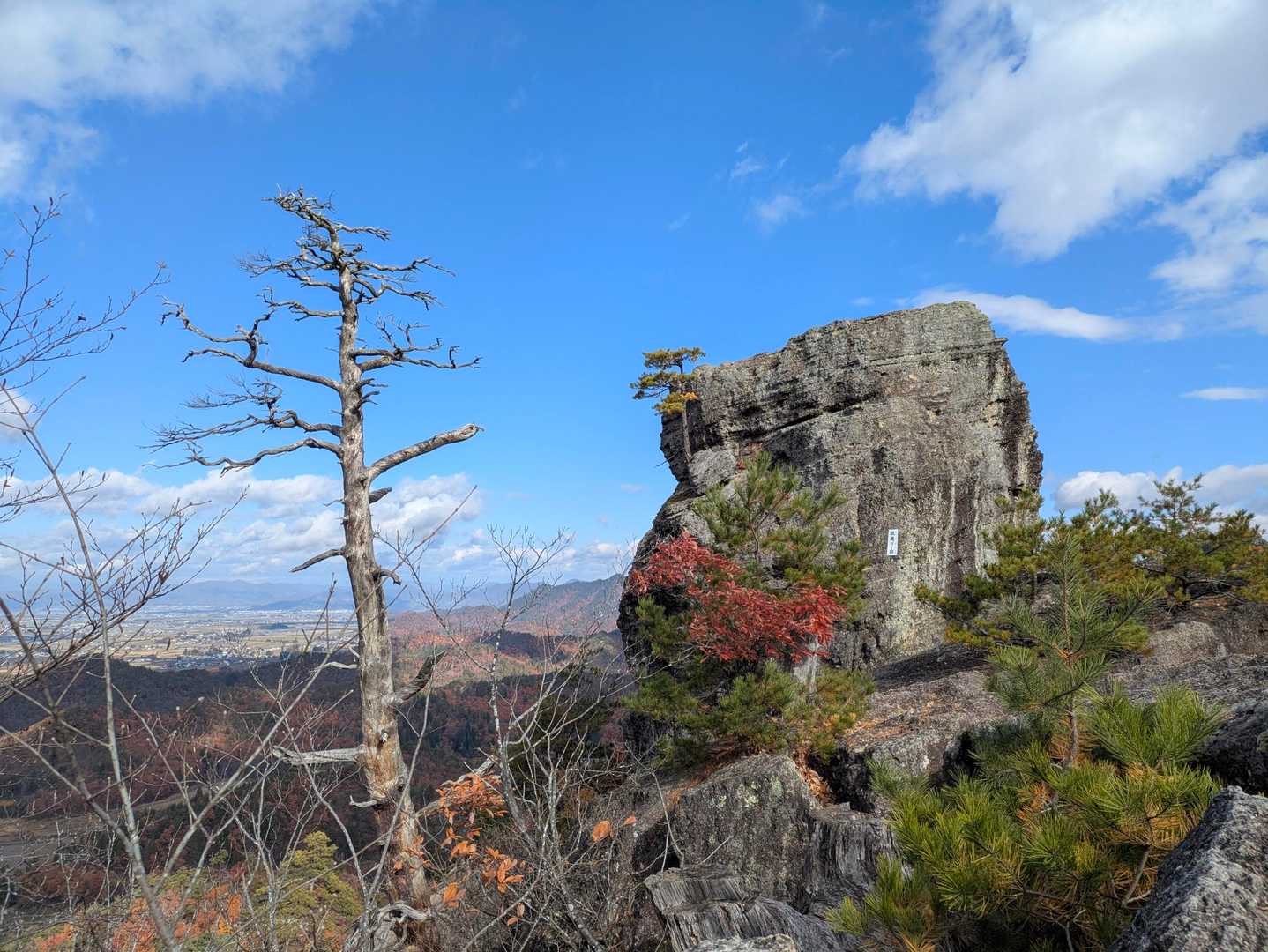 ここからは紙飛ばし岩
でも裏側の登り口は⁉️
天狗岩