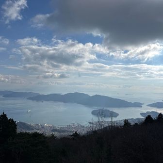 正面に蒲刈の七国見山
さぁ、ここから一気に下山です。下山途中に2人のハイカーさんとスライドしました。登山口には5台の車がありました。