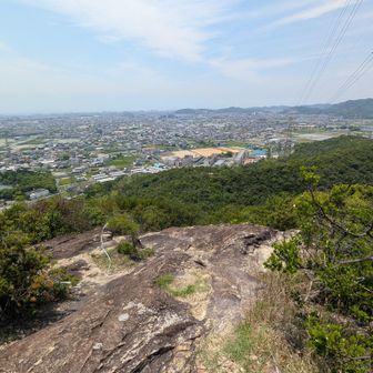 遠くから学生の声が響いて来るのは、恐らくあのグラウンドでクラブ活動してるんですね🤔