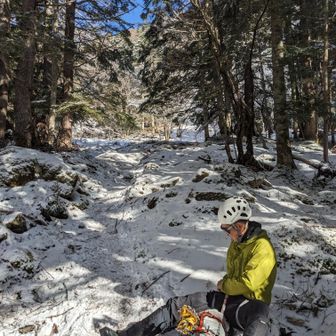 取付にて軽装備にする、アイスクライミングの人らのテントが沢山ありました