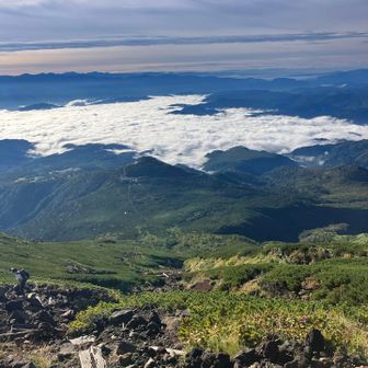 雲海が素晴らしすぎて、なかなか進まない。あと、酸素が薄くてホントきつい。