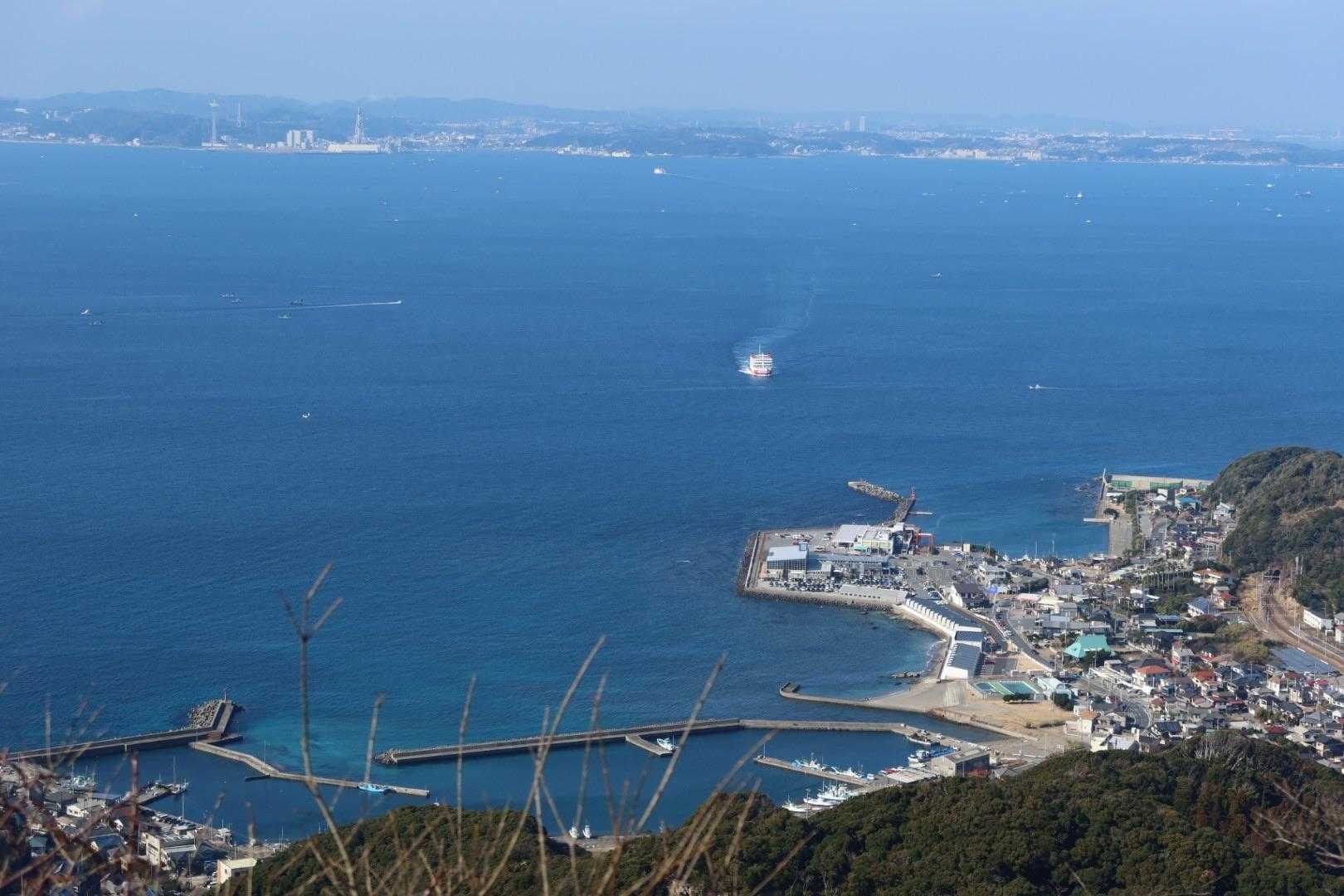十国一覧台から浜金谷の港。対岸の三浦半島からくるフェリー
