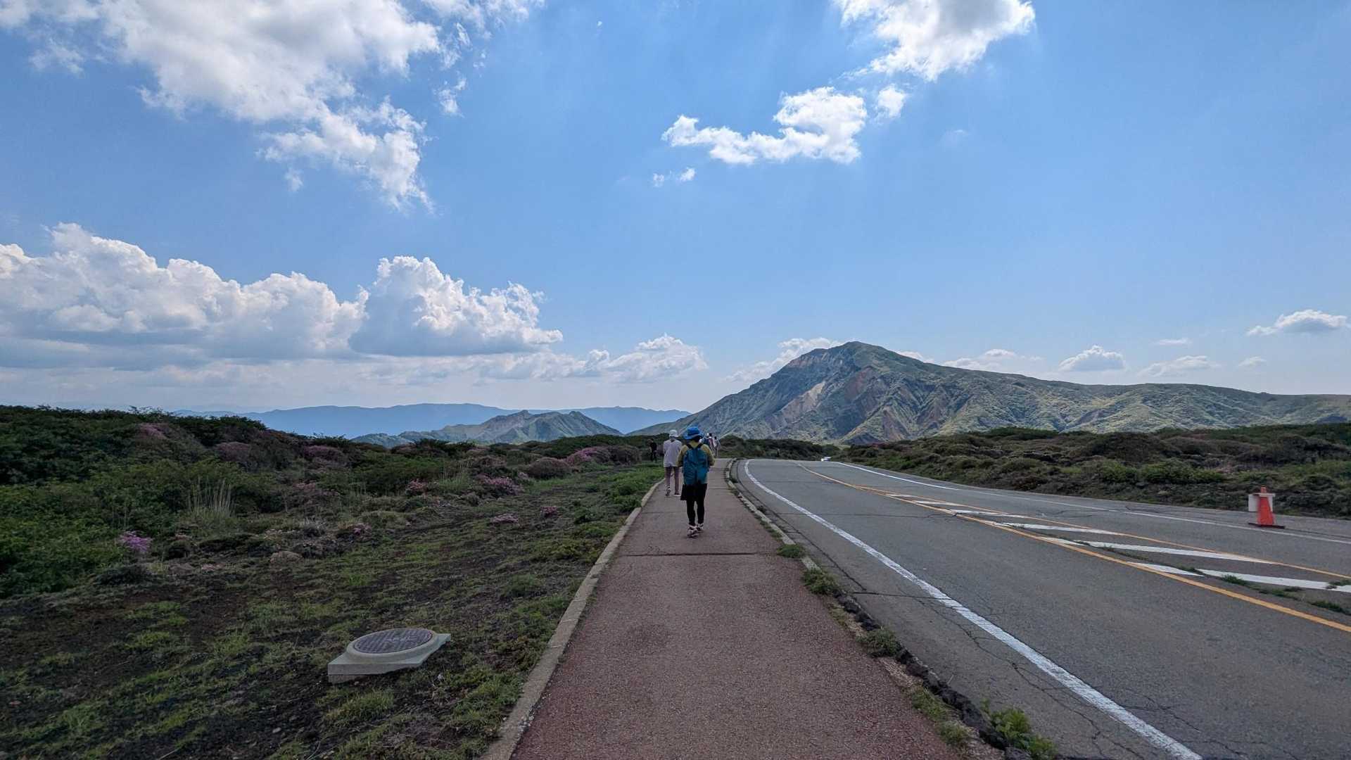 下山しました。
紫外線に弱いのにレーザー治療でさらに過敏なので、この時期にしてはさほど暑くなく歩きやすい気候で助かりました。

阿蘇山ははじめての登頂てす。
楽しかった。