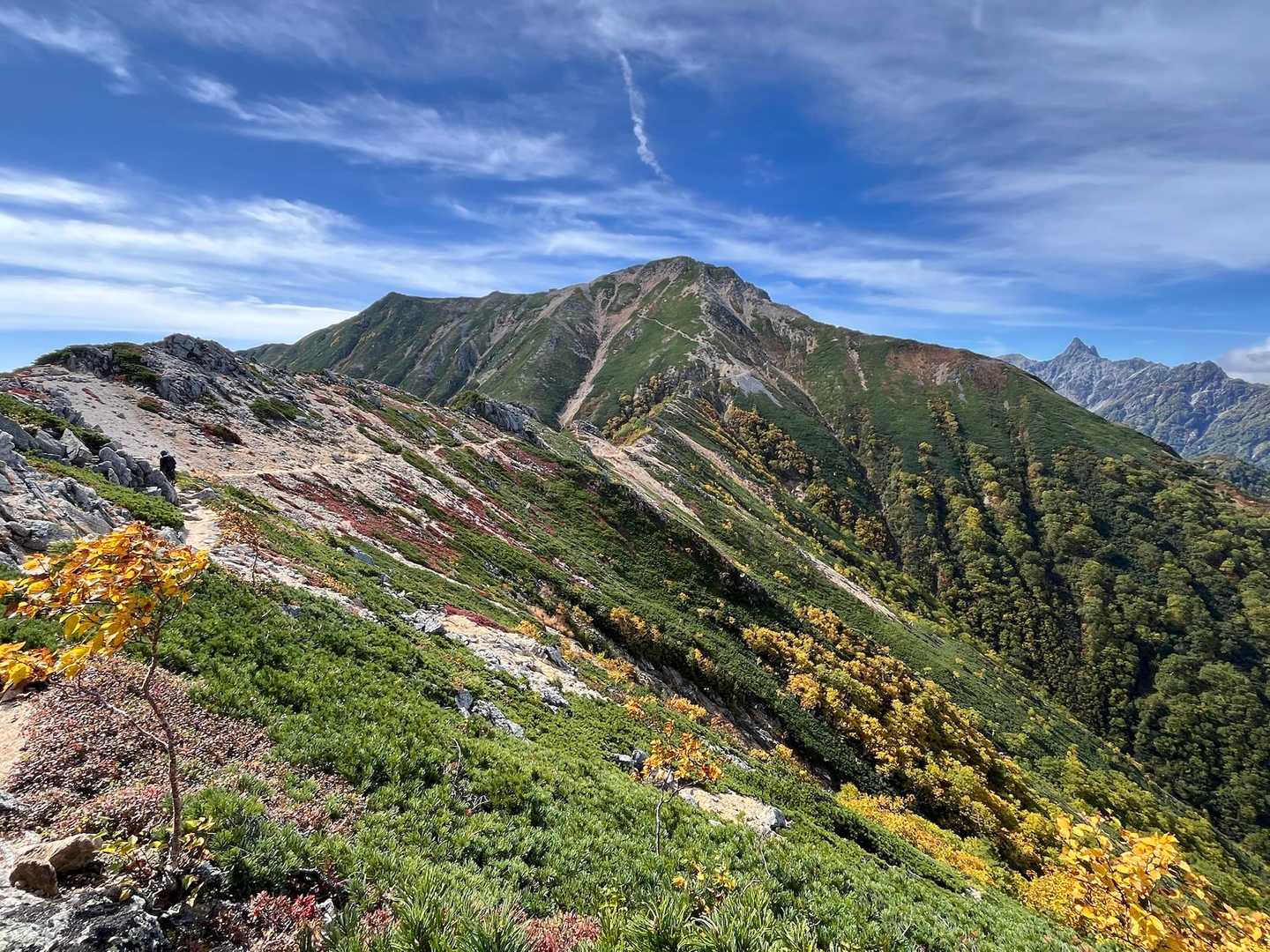 このアングルが今日の☝️⛰️
ひとつ前の写真とほぼ同じアングルですが、
右奥に槍が見えるこの写真をトップ画にしました🤭