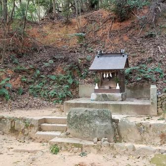 中宮に参拝。身体が暖まってきたので、ここでフリースを脱ぎ、更に登山靴の紐も締め直しました。中宮はお社の前が広場のようになっているので、装備の着脱や確認を行うのに丁度良いです。