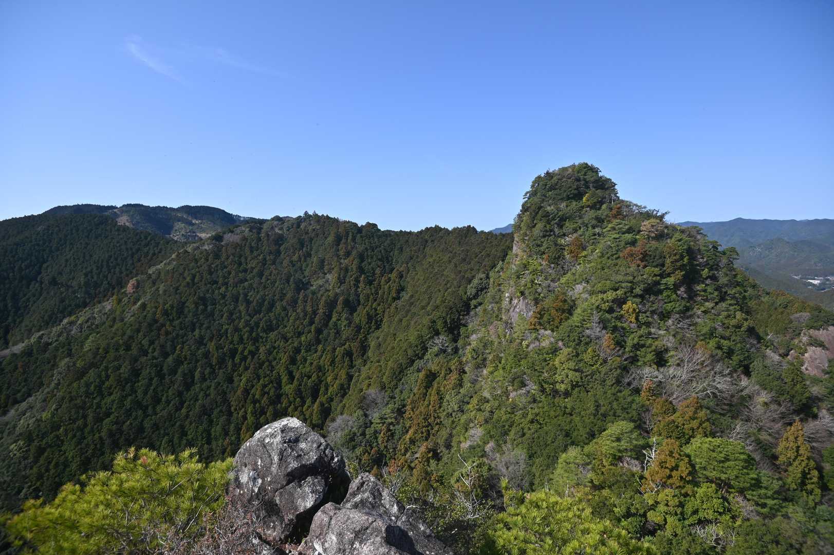 そして、雌岳から雄岳を望みます。
左側は峯ノ山へと続く稜線。