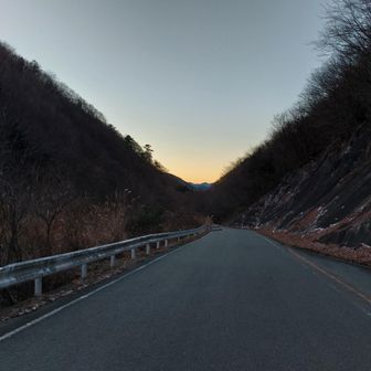 今朝はどさぶかったっけ🥶w
軽トラ1台とスレ違っただけ😂
