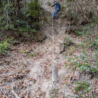 舗装路出る手前のここも、ザレて滑りやすい。最後まで気を抜かずに。
あとは舗装路10分程歩けばゴール。