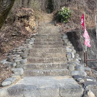 スタートの階段はすぐに岩場に変わります