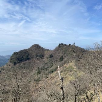 北岳をちょっと下りて、中岳と南岳がくっきりと