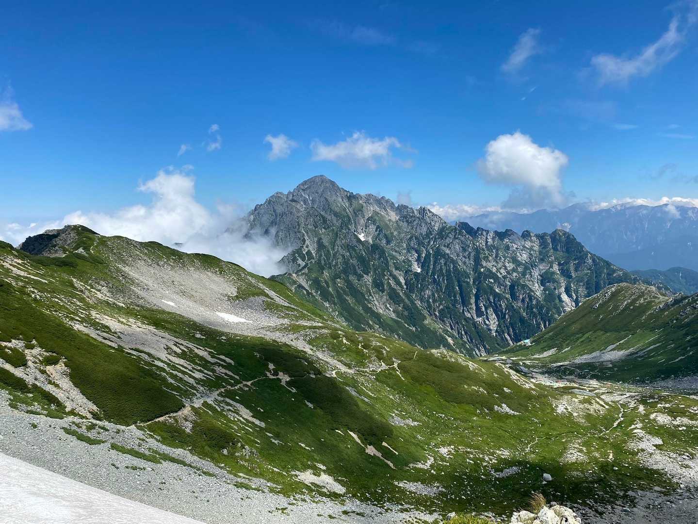 美し過ぎて怖いくらいです。もっといい画角を求め別山を目指します。