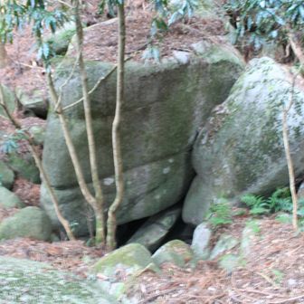 穴の底まで深そうだ。
この辺りの岩は花崗岩、屛山とは地質が異なるそうです。ノルウェー先生談